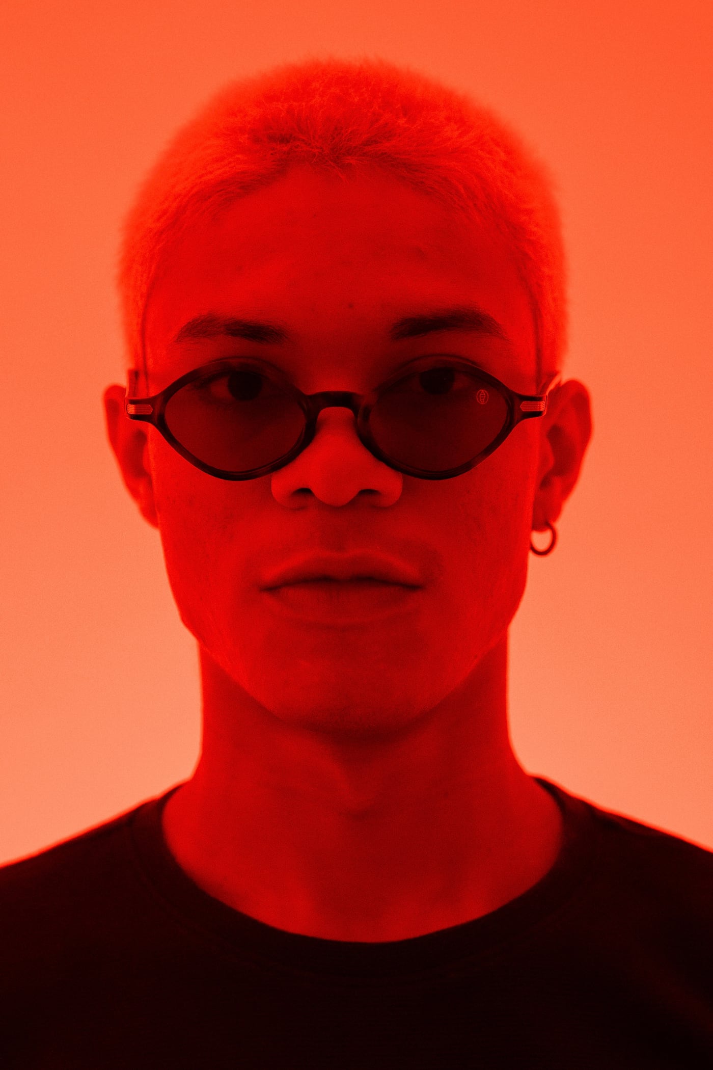 Retrato de Amirati sob luz vermelha, de óculos escuros